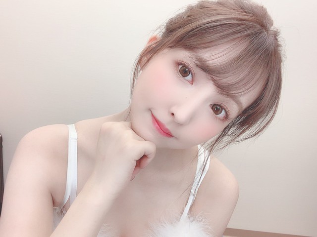 Chất chơi như fan Yua Mikami: Sẵn sàng bỏ hơn 200 triệu để mua trang phục idol về thị tẩm! - Ảnh 4.