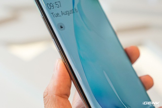 Trên tay Galaxy Note10/Note10+ vừa ra mắt: nhẹ hơn, thiết kế tinh tế hơn, màu sắc rất đẹp, S Pen lột xác hoàn toàn trở thành cây đũa thần trong truyện Harry Potter - Ảnh 3. Trên tay Galaxy Note10/Note10+ vừa ra mắt: nhẹ hơn, thiết kế tinh tế hơn, màu sắc rất đẹp, S Pen lột xác hoàn toàn trở thành cây đũa thần trong truyện Harry Potter - Ảnh 3.