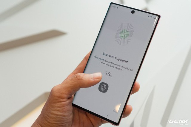 Trên tay Galaxy Note10/Note10+ vừa ra mắt: nhẹ hơn, thiết kế tinh tế hơn, màu sắc rất đẹp, S Pen lột xác hoàn toàn trở thành cây đũa thần trong truyện Harry Potter - Ảnh 7. Trên tay Galaxy Note10/Note10+ vừa ra mắt: nhẹ hơn, thiết kế tinh tế hơn, màu sắc rất đẹp, S Pen lột xác hoàn toàn trở thành cây đũa thần trong truyện Harry Potter - Ảnh 7.