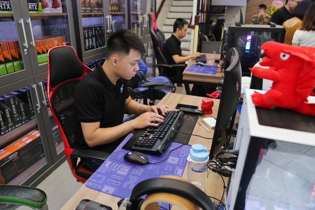 Tới thăm showroom tuyệt đẹp TNC Computer mới khai trương: Toàn máy tính khủng cho game thủ chiến tưng bừng - Ảnh 10.