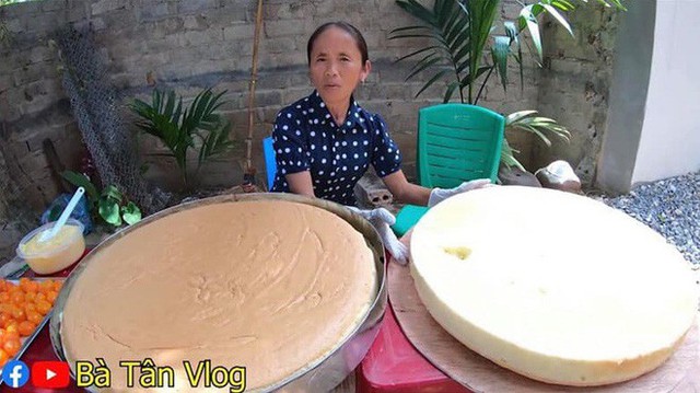 Làm bánh bông lan siêu to khổng lồ, bà Tân Vlog bị dân mạng tố clip sặc mùi dàn dựng - Ảnh 4.