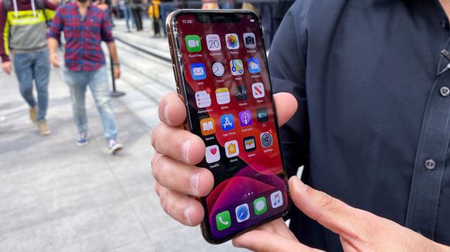 Trang bị kính bảo vệ bền nhất thế giới, iPhone 11 Pro vẫn vỡ tan nát khi thả rơi từ độ cao chỉ... 1m - Ảnh 1. Trang bị kính bảo vệ bền nhất thế giới, iPhone 11 Pro vẫn vỡ tan nát khi thả rơi từ độ cao chỉ... 1m - Ảnh 1.