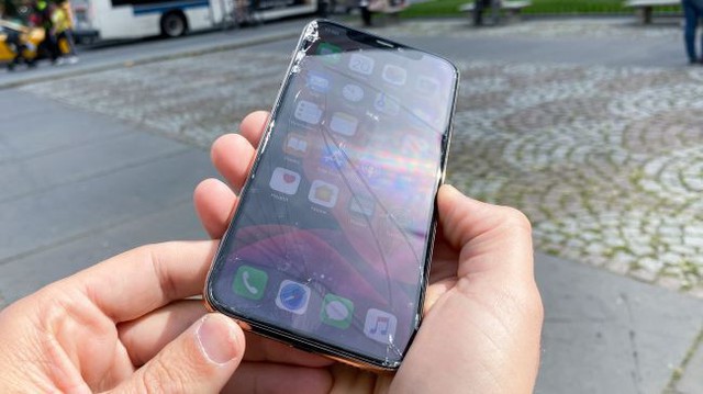 Trang bị kính bảo vệ bền nhất thế giới, iPhone 11 Pro vẫn vỡ tan nát khi thả rơi từ độ cao chỉ... 1m - Ảnh 2. Trang bị kính bảo vệ bền nhất thế giới, iPhone 11 Pro vẫn vỡ tan nát khi thả rơi từ độ cao chỉ... 1m - Ảnh 2.