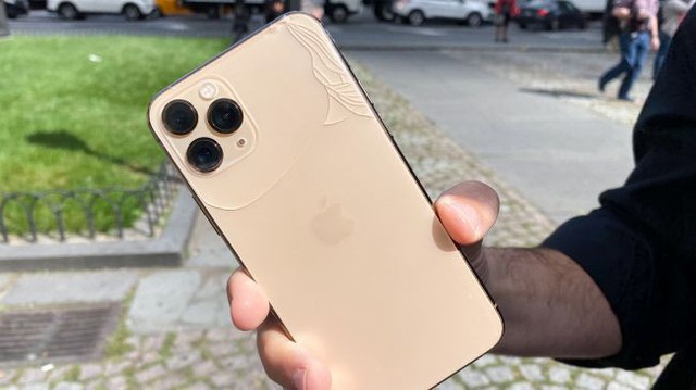 Trang bị kính bảo vệ bền nhất thế giới, iPhone 11 Pro vẫn vỡ tan nát khi thả rơi từ độ cao chỉ... 1m - Ảnh 4. Trang bị kính bảo vệ bền nhất thế giới, iPhone 11 Pro vẫn vỡ tan nát khi thả rơi từ độ cao chỉ... 1m - Ảnh 4.
