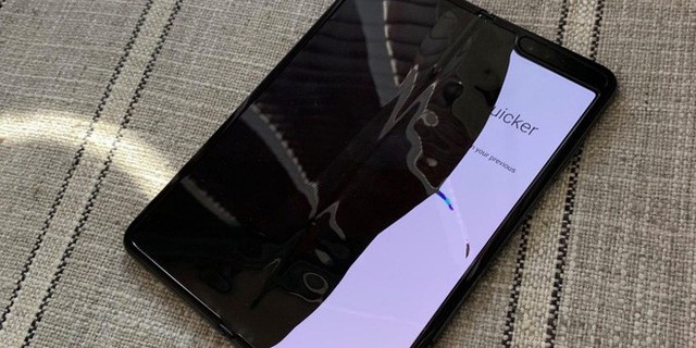Nâng như nâng trứng: Samsung khuyến cáo người dùng Galaxy Fold không chạm quá mạnh vào màn hình để tránh làm hỏng máy - Ảnh 4. Nâng như nâng trứng: Samsung khuyến cáo người dùng Galaxy Fold không chạm quá mạnh vào màn hình để tránh làm hỏng máy - Ảnh 4.