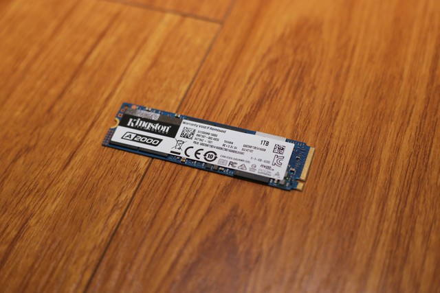 Đánh giá SSD Kingston A2000 NVMe PCIe: Đã rẻ lại còn nhanh chóng mặt thế này thì ai mà không chơi? - Ảnh 1.