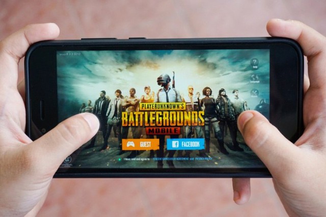 Thua cược với bạn khi chơi PUBG, nam game thủ phải bơi trong cống ngập rác, còn bị quay clip lên mạng chế giễu - Ảnh 3.