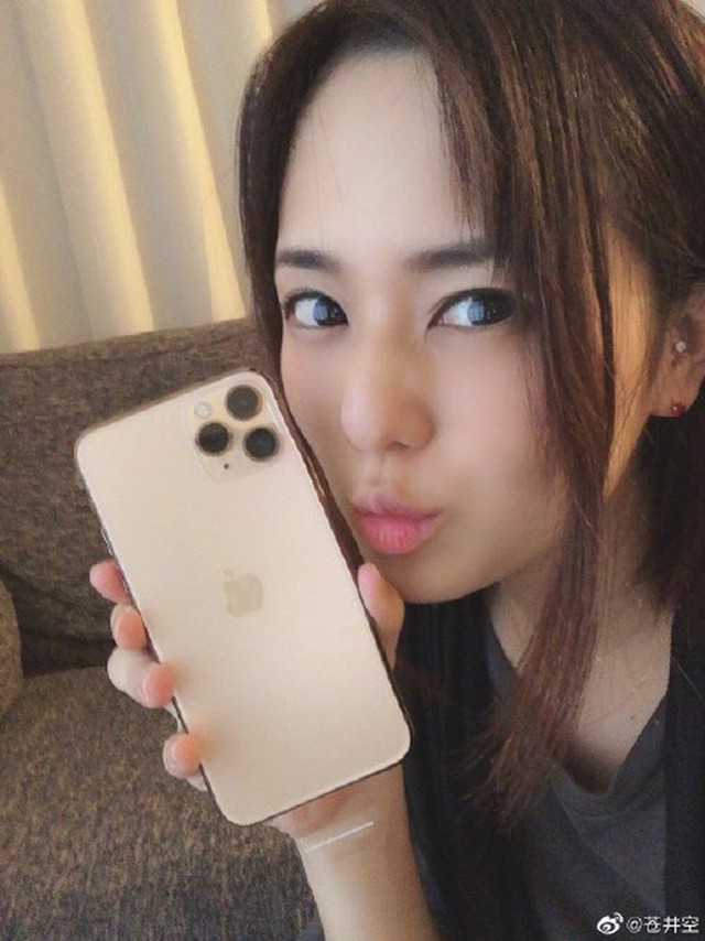 Nữ hoàng phim người lớn Aoi Sora tự sướng với iPhone 11 Pro, nhưng lại có một điều bất ngờ khác trên ảnh - Ảnh 2. Nữ hoàng phim người lớn Aoi Sora tự sướng với iPhone 11 Pro, nhưng lại có một điều bất ngờ khác trên ảnh - Ảnh 2.
