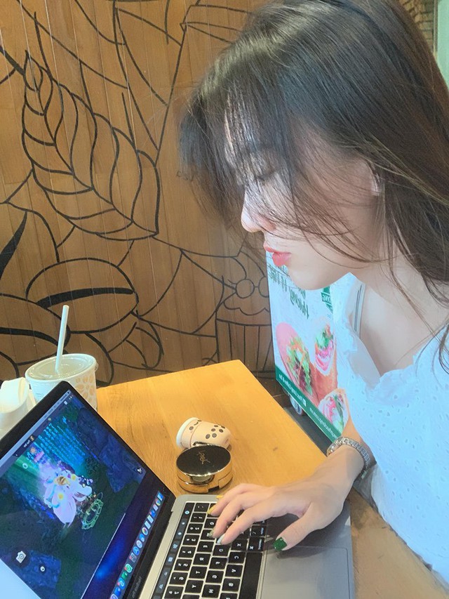 Bái phục câu thả thính tượng hình của nữ game thủ: 19 năm không 1 ai theo đuổi, tuột 1 cúc áo... 19 người đuổi theo - Ảnh 14. Bái phục câu thả thính tượng hình của nữ game thủ: 19 năm không 1 ai theo đuổi, tuột 1 cúc áo... 19 người đuổi theo - Ảnh 14.