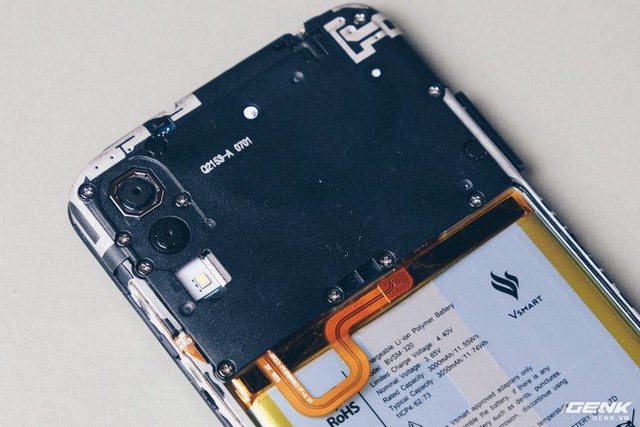 Mổ bụng Vsmart Star: Bên trong smartphone giá rẻ của Vsmart có gì? - Ảnh 4. Mổ bụng Vsmart Star: Bên trong smartphone giá rẻ của Vsmart có gì? - Ảnh 4.