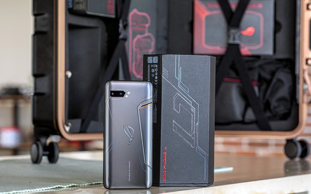 Smartphone gaming khủng ASUS ROG Phone 2 ra mắt thêm phiên bản siêu cấp vô địch với bộ nhớ 1TB, giá lên tới 31 triệu đồng - Ảnh 1. Smartphone gaming khủng ASUS ROG Phone 2 ra mắt thêm phiên bản siêu cấp vô địch với bộ nhớ 1TB, giá lên tới 31 triệu đồng - Ảnh 1.