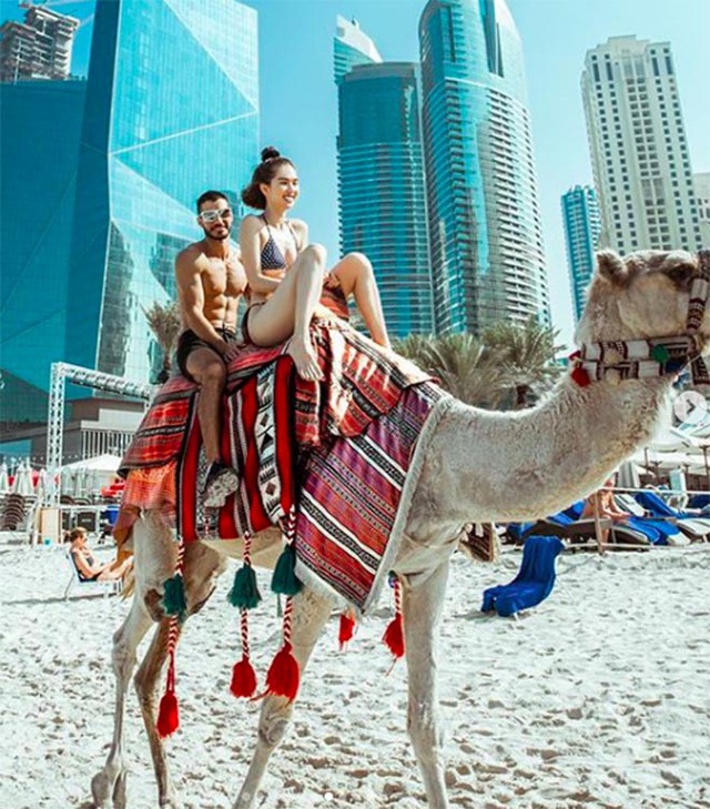 Ngọc Trinh tiếp tục khoe ảnh diện nội y 2 mảnh khi cưỡi lạc đà tại Dubai - Ảnh 1.
