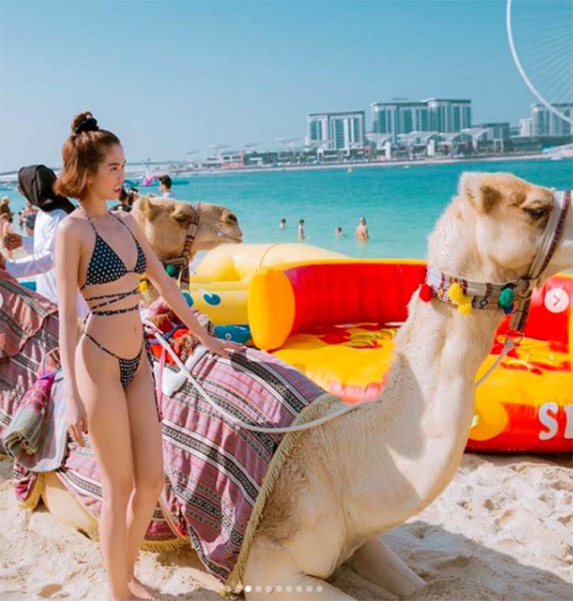 Ngọc Trinh tiếp tục khoe ảnh diện nội y 2 mảnh khi cưỡi lạc đà tại Dubai - Ảnh 2.