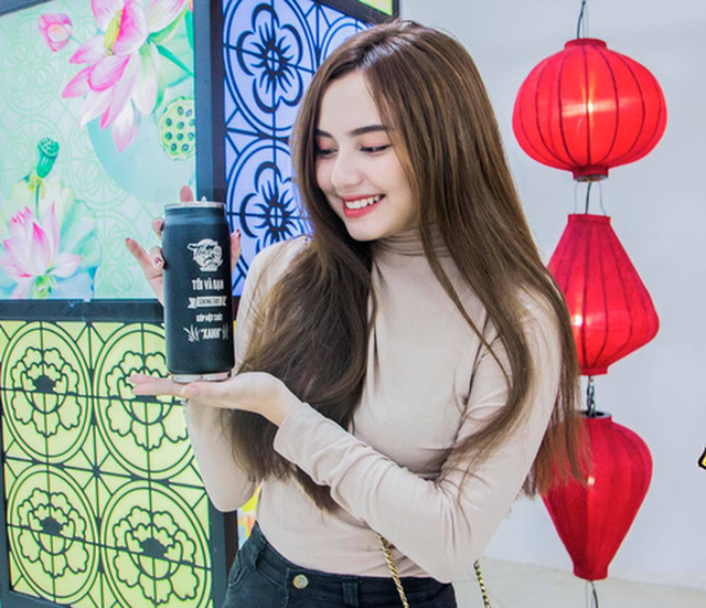 Gái xinh làm gì cũng có lý, chụp ảnh cạnh… chai nước thôi cũng đốt mắt người nhìn - Ảnh 2.