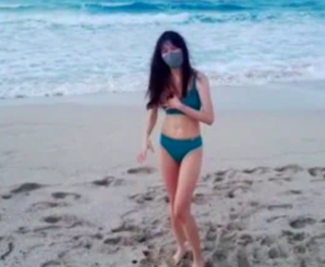 “Chơi trội”, nữ streamer bất chấp thời tiết lạnh 3 độ, vẫn mặc bikini đi biển, còn biểu diễn tiết mục “nhảy ùm” xuống nước [HOT]