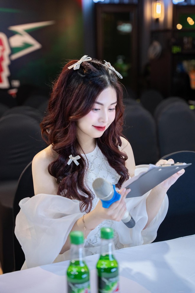 làng - Danh tính hot girl mới nổi làng game, lướt info cực "đã mắt" 430122969313408357339305277973631943049668n-17204105680051317578904