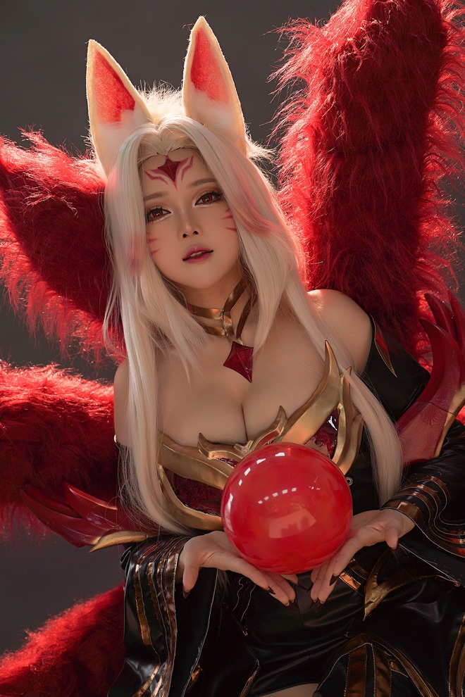 Dàn gái xinh khiến Ahri hot trở lại, màn cosplay gây "bão like" vì quá nóng bỏng- Ảnh 9.