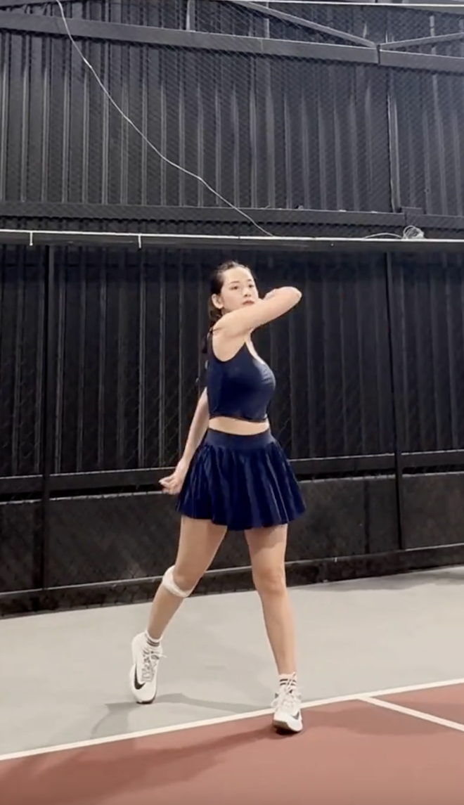 Chi Pu mồ hôi nhễ nhại, vòng eo trứ danh khiến sân pickleball mất tập trung- Ảnh 3. Chi Pu mồ hôi nhễ nhại, vòng eo trứ danh khiến sân pickleball mất tập trung- Ảnh 3.