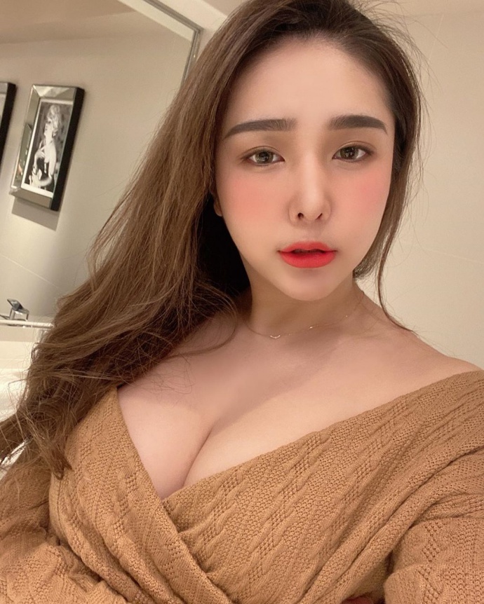 Liên tục thay đồ lả lơi vòng một trên sóng, nữ streamer bất ngờ quay xe, tuyên bố từ mai sẽ kín đáo vì sợ bị phạt - Ảnh 5.