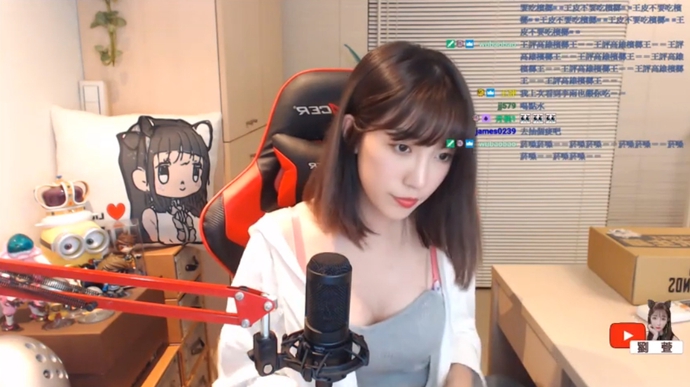 Sau đó bất ngờ cởi bỏ hẳn áo ngoài