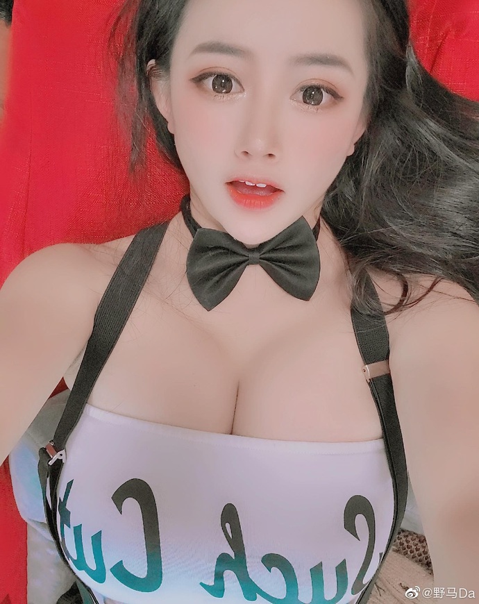 Hot-girl Trung Quốc khiến cộng đồng LMHT nóng mắt vì lên show bình luận CKTG 2021 chỉ để uốn éo khoe vòng 1 ngoại cỡ - Ảnh 4.