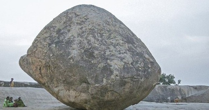 Bí ẩn tảng đá nghiêng hơn 1.300 năm không đổ