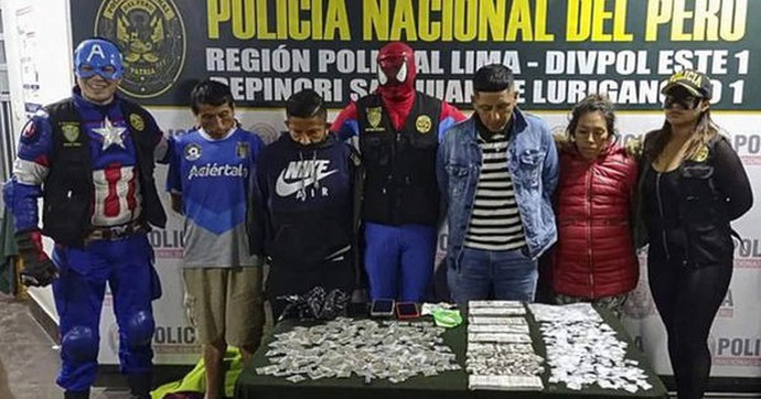 Cảnh sát Peru cải trang thành siêu anh hùng đánh bại băng đảng tội phạm trong ngày Halloween