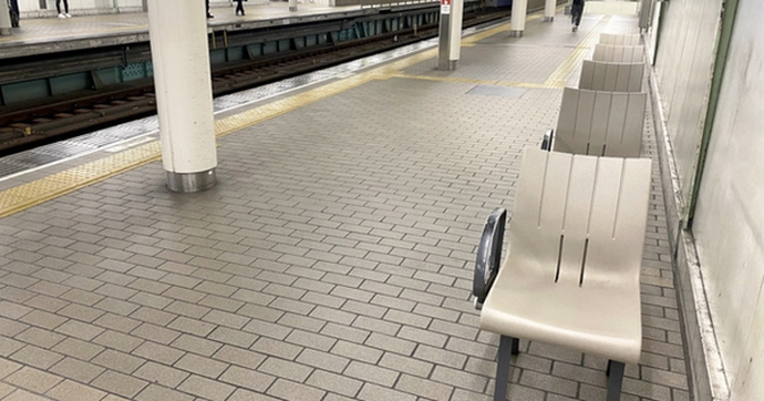 Tinh tế như người Nhật: Lý do khiến những chiếc ghế ở nhiều ga tàu không quay mặt về phía đường tàu, hóa ra là để bảo vệ hành khách