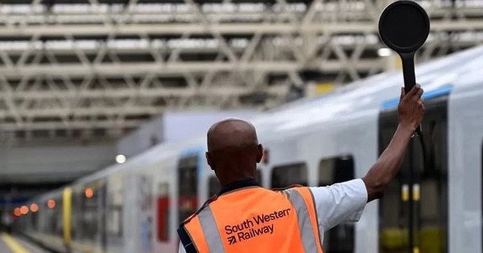 Nghề bật đèn lương 55 triệu/tháng ở ga tàu: Cả đời không lo mất việc