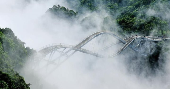 Trung Quốc xây dựng công trình ‘lơ lửng giữa mây’ khiến thế giới ngỡ ngàng: Uốn lượn như sóng giữa 2 vách núi, dài tới 100 mét, ‘độc lạ’ đến mức nhiều người không tin là có thật