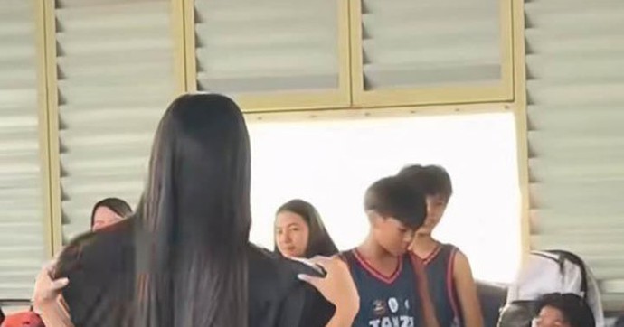 Hoạt náo viên có hành động phản cảm đến mức gây phẫn nộ cộng đồng mạng