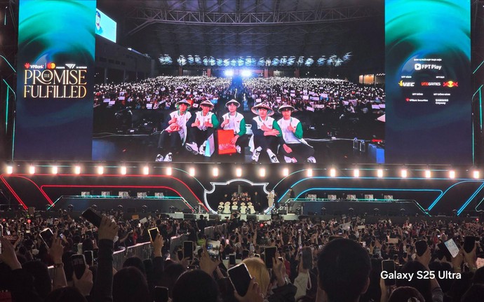 Khi đi xem T1 mà không biết màn hình này là gì, tôi hỏi AI