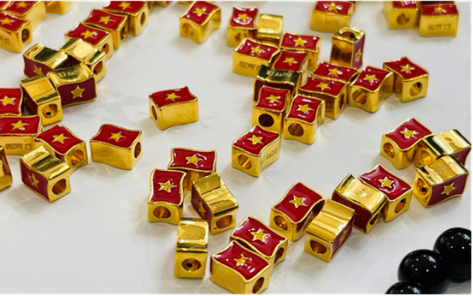 Charm vàng 18k Quốc kỳ Việt Nam dịp 30/4 và 2/9 được mọi lứa tuổi yêu thích