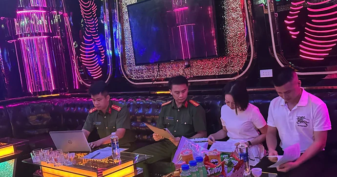 Kiểm tra quán Karaoke, phát hiện 4 cô gái múa khiêu dâm trong phòng VIP
