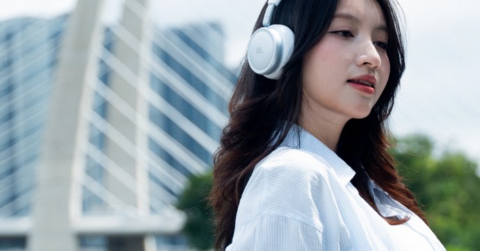Đeo JBL Live 680NC xuống phố: Thiết kế thời trang, lọc ồn hiệu quả và pin dùng cả tuần