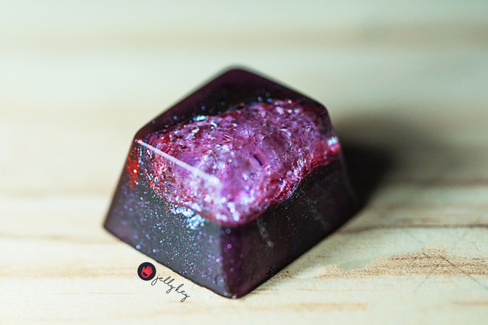 Cuối cùng không ai khác chính là Jelly Key của người Việt Nam. Nhồi nhét cả dải ngân hà lung linh vào bên trong một chiếc keycap có kích thước bề mặt chỉ bằng đầu ngón tay cái là điều không hề dễ dàng. Thế nhưng họ đã làm được, và không chỉ dừng lại ở đó, những mẫu keycap được giới thiệu trong thời gian qua đã tạo ra cơn sốt đúng nghĩa đen trong cộng đồng người yêu bàn phím cơ trên toàn thế giới.