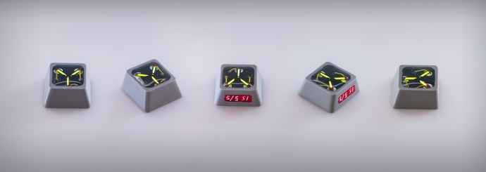 Bạn hẳn còn nhớ Back to the Future chứ? Lò phản ứng Flux Capacitor chắc chắn không bao giờ nhỏ nhắn xinh xắn như trong chiếc keycap này đâu. Thậm chí bên trong keycap, ba lõi của lò phản ứng được Clank Factory sản xuất này còn biết tự phát sáng trong đêm nữa, quá chất!
