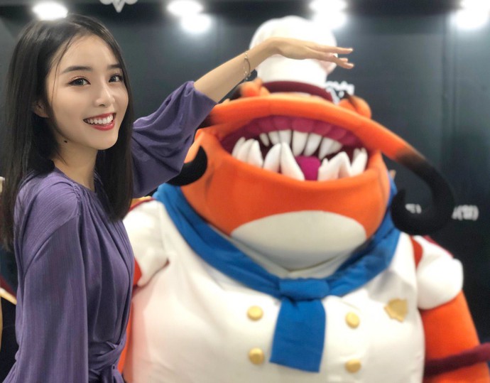 Ngắm nhìn nhan sắc đời thường của MC Candice - cô nàng MC quyến rũ của LMHT Trung Quốc - Ảnh 9. Ngắm nhìn nhan sắc đời thường của MC Candice - cô nàng MC quyến rũ của LMHT Trung Quốc - Ảnh 9.