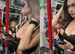 Hot girl diện áo xẻ sâu lên tàu điện ngầm gây chú ý, biểu tượng của "người qua đường" khiến CĐM xôn xao