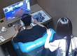 Bị dội nước sôi bốc khói vào người, nam game thủ vẫn kiên trì chơi game tiếp, gây viral cõi mạng