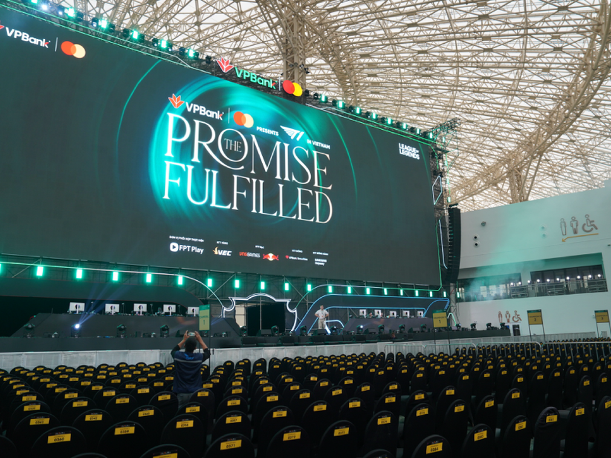 Choáng ngợp sân khấu đại tiệc eSports VPBank Presents T1 in Vietnam: The Promise Fulfilled