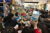 Hà Nội: Cộng đồng mạng kinh hoàng, hàng nghìn người chen lấn mua khẩu trang do lo virus Corona