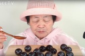Xuất hiện phiên bản "chỉ ăn không nấu" của bà Tân Vlog, 82 tuổi vẫn làm Youtuber như ai