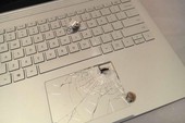 Thanh niên may mắn sống sót nhờ laptop Microsoft Surface Book có khả năng… chống đạn
