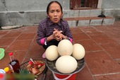 Bà Tân Vlog làm món trứng đà điểu khổng lồ, cộng đồng mạng nhanh mắt nhận ra sự kết hợp dễ gây ngộ độc của món ăn