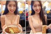 Chỉ ngồi ăn mì, nàng hot girl nhanh chóng nổi như cồn trên mạng, cộng đồng mạng vào tìm info hóa ra Youtuber có tiếng