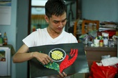 Độc đáo tranh tuyên truyền chống Covid-19 được làm bằng nút áo của chàng trai 9X Sài Gòn