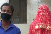 Ấn Độ: mẹ già sai đi chợ mua đồ, lát sau anh chàng dắt về trả mẹ hẳn một nàng dâu