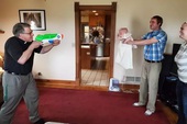 Linh mục dùng súng phun nước để rửa tội cho em bé trong mùa dịch COVID-19