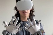 Hacker trẻ sáng chế găng tay VR phản hồi xúc giác hệt như “Iron Man” chỉ với 22 đô